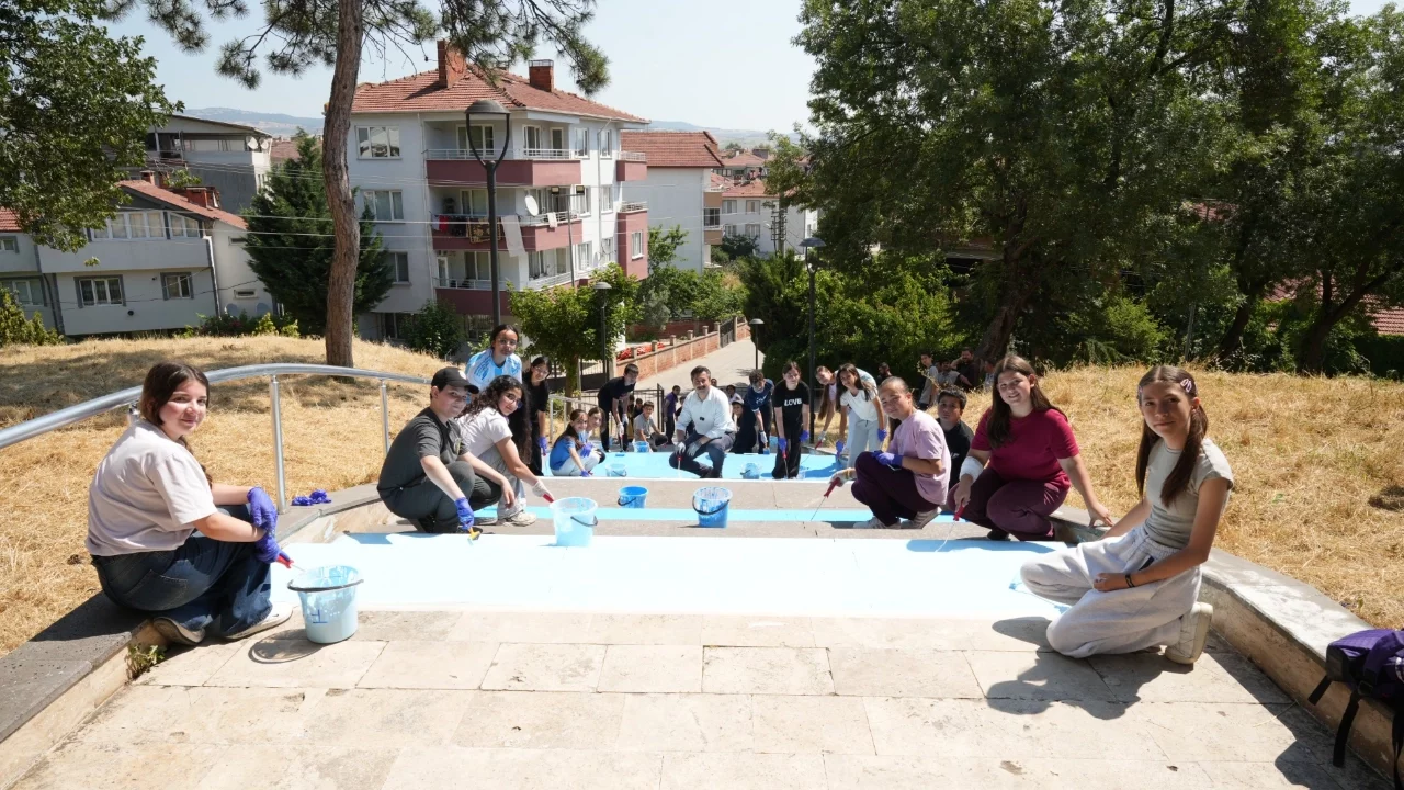 Yenişehir'de çocuklar Babasultan Parkı'nın merdivenlerini renklendirdi