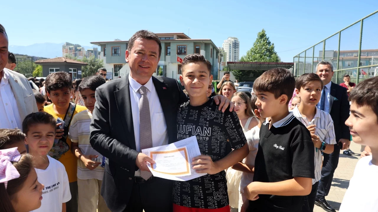 Osmangazi Belediye Başkanı Aydın öğrencilere karnelerini verdi