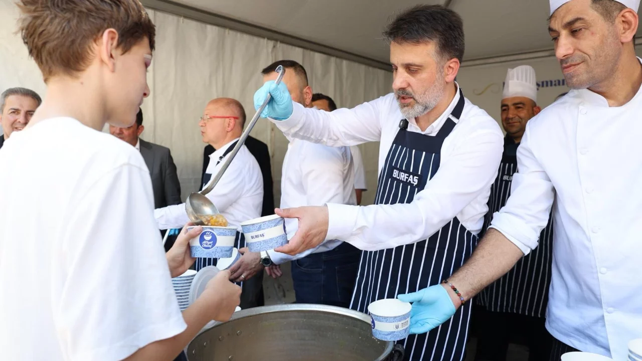 Başkan Vekili Biba aşure dağıttı