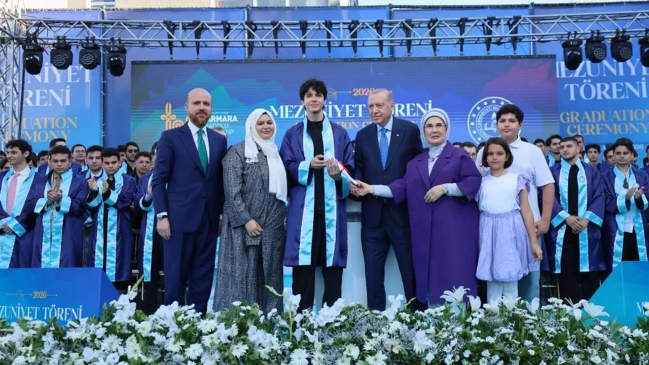 Cumhurbaşkanı Erdoğan, torununa diplomasını takdim etti
