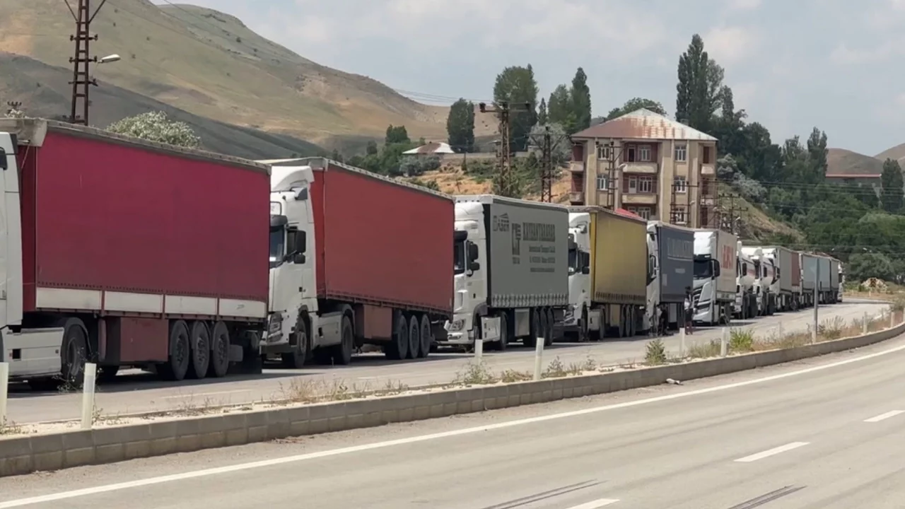 Türkiye-İran sınırında 5 kilometrelik tır kuyruğu oluştu