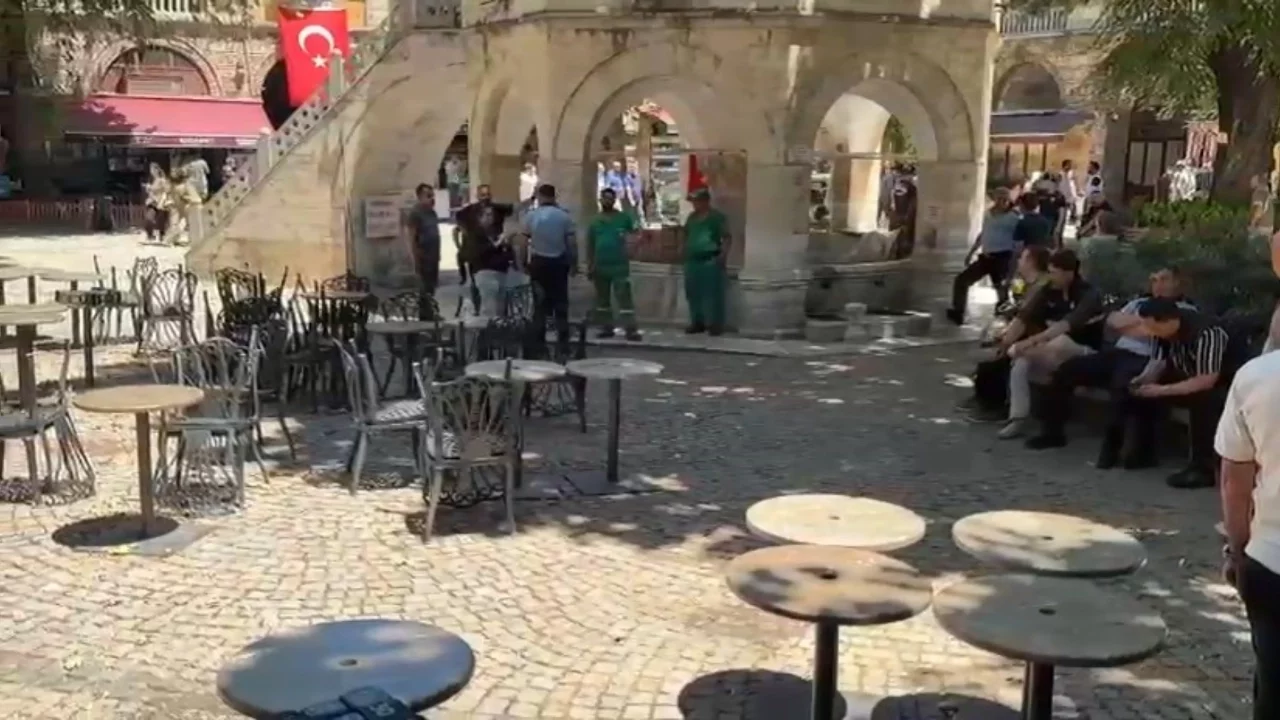 Bursa'nın tarihi simgesi Kozahan'da masa ve sandalyeler yeniden toplatıldı!