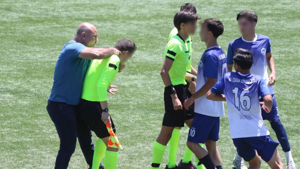 Bursa'da futbol müsabakasında skandal! Öğretmenlerden hakemlere saldırı