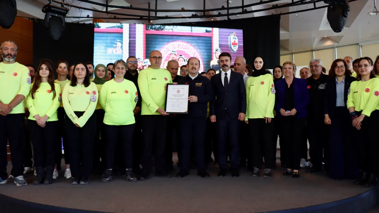 Bursa'da AFAD gönüllüleri, armalarını aldı