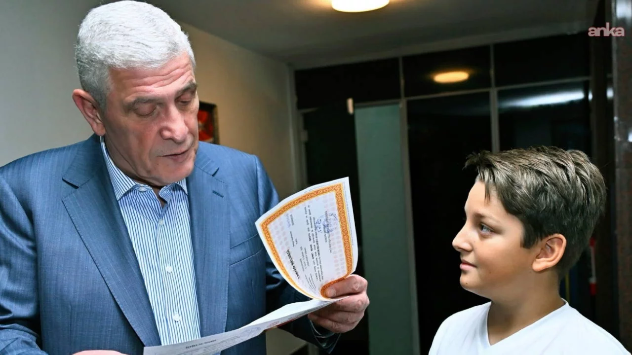 Müsavat Dervişoğlu, karne alan öğrencileri tebrik etti