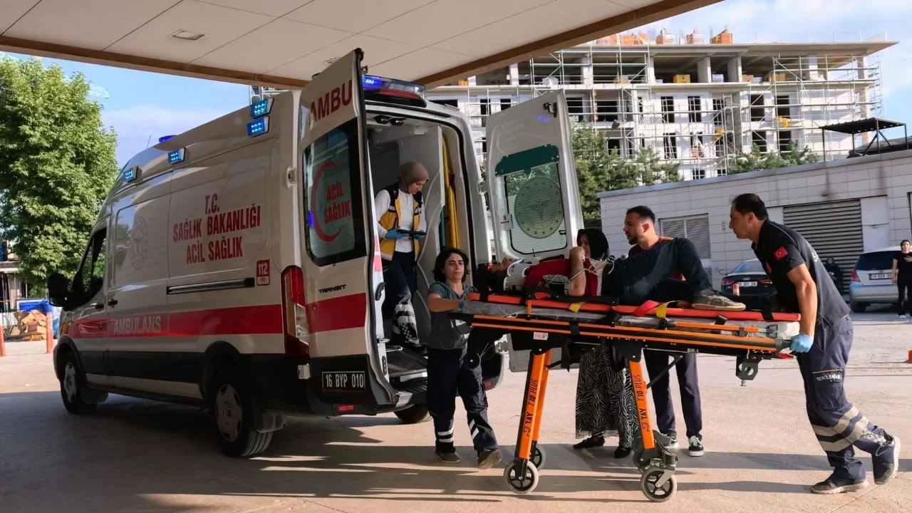 Bursa'da seyir halindeyken fenalaşan motosiklet sürücüsü park halindeki araca çarptı