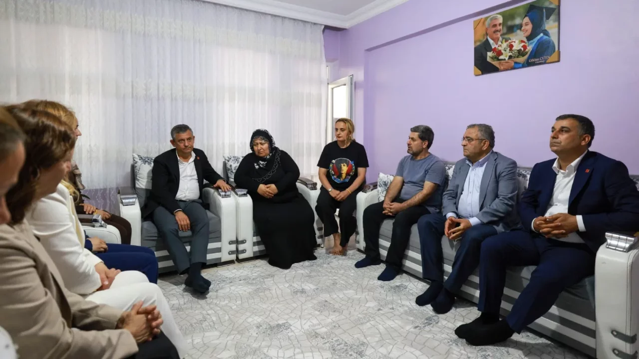 Özgür Özel, Rojin Kabaiş'in ailesini ziyaret etti