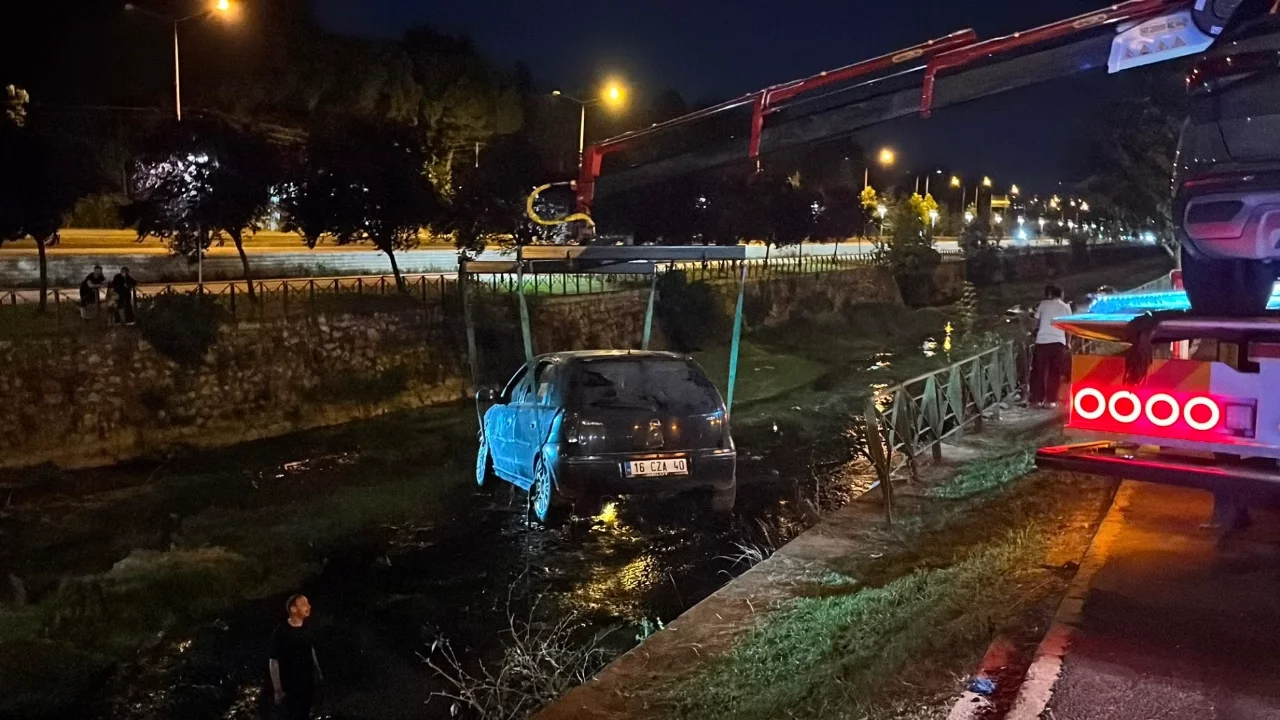 Bursa'da makas atan otomobille birlikte iki araç dereye uçtu: Çok sayıda yaralı var