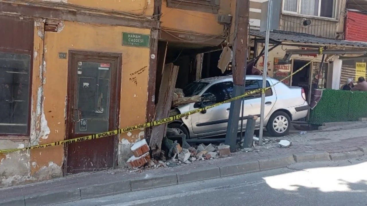 Bursa'da freni boşalan otomobil eve daldı!