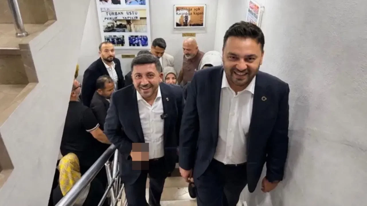 AK Parti'de 'el hareketi' krizi: İl Başkanı paylaştı, Rasim Arı 'yapay zeka' dedi