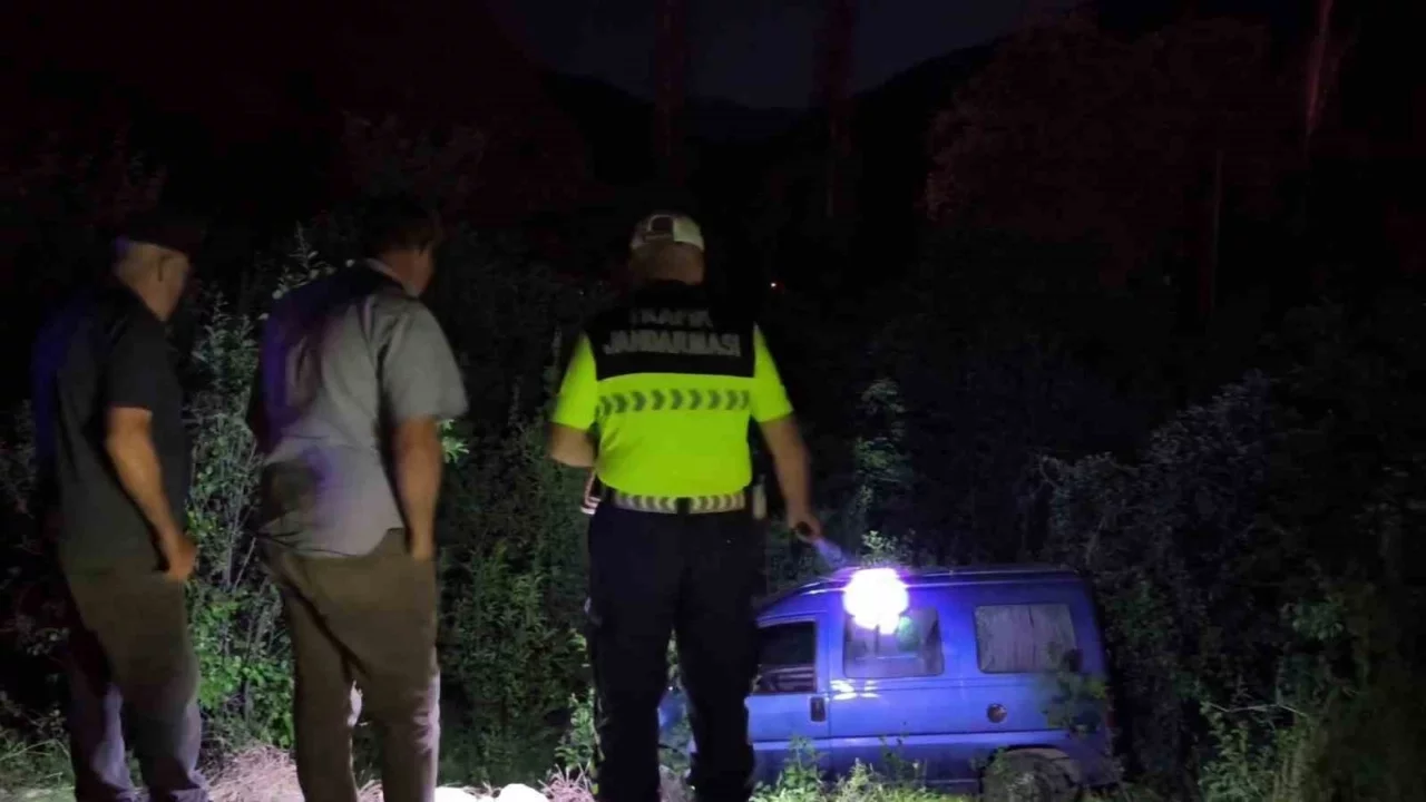 Erzurum'da freni patlayan araç bahçeye uçtu, sürücü yaralandı
