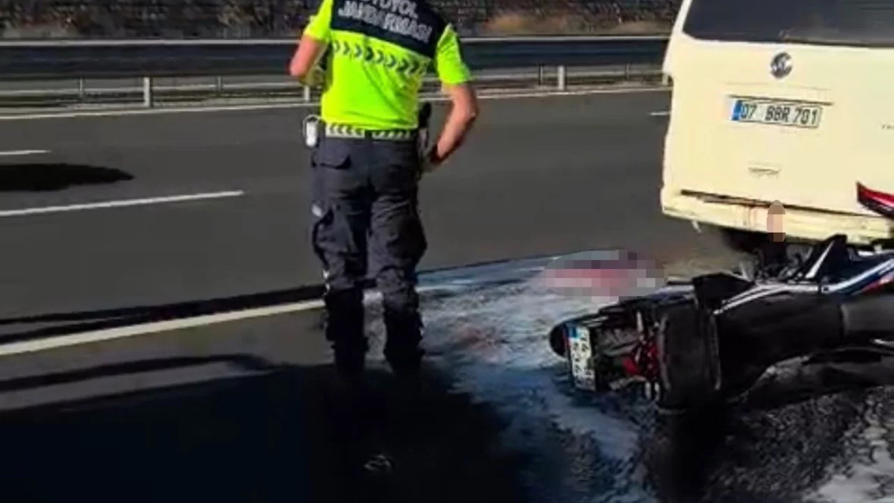 Kocaeli'de panelvana çarpan motosikletli ağır yaralandı
