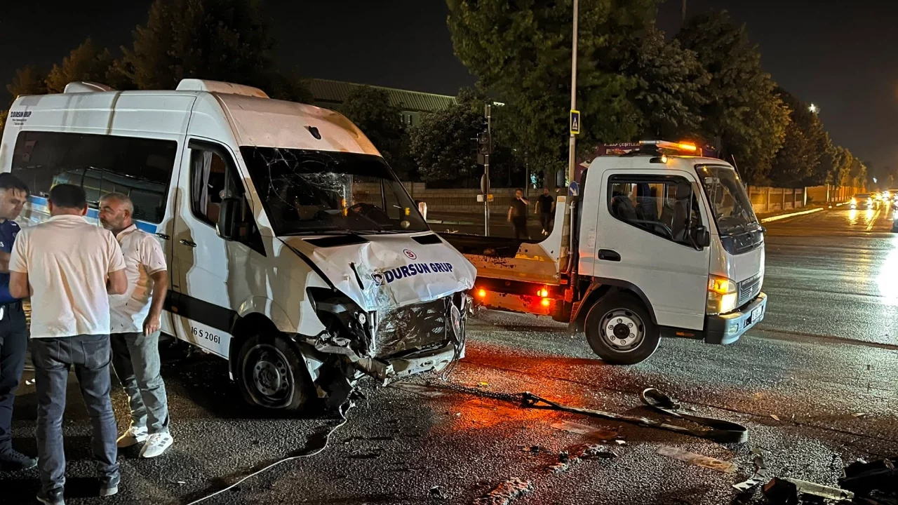 Bursa'da kontrolden çıkan servis minibüsü refüje çıktı: Sürücü yaralandı