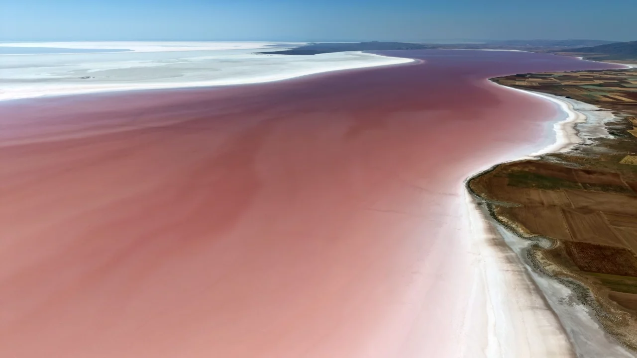 Tuz Gölü pembe renge büründü