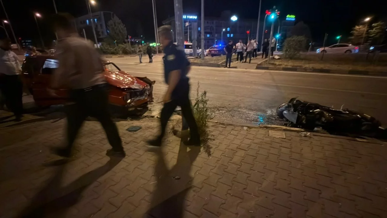 Kırmızı ışıkta dehşet: Genç motosikletli 36,5 metre sürüklendi