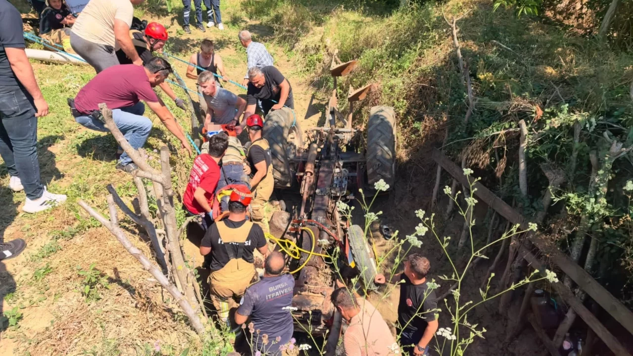 Bursa'da traktörün altında kalan adam ağır yaralandı