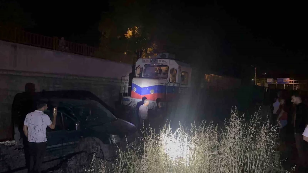 Yük treni hafif ticari aracı 120 metre sürükledi: 2 kişi yaralandı