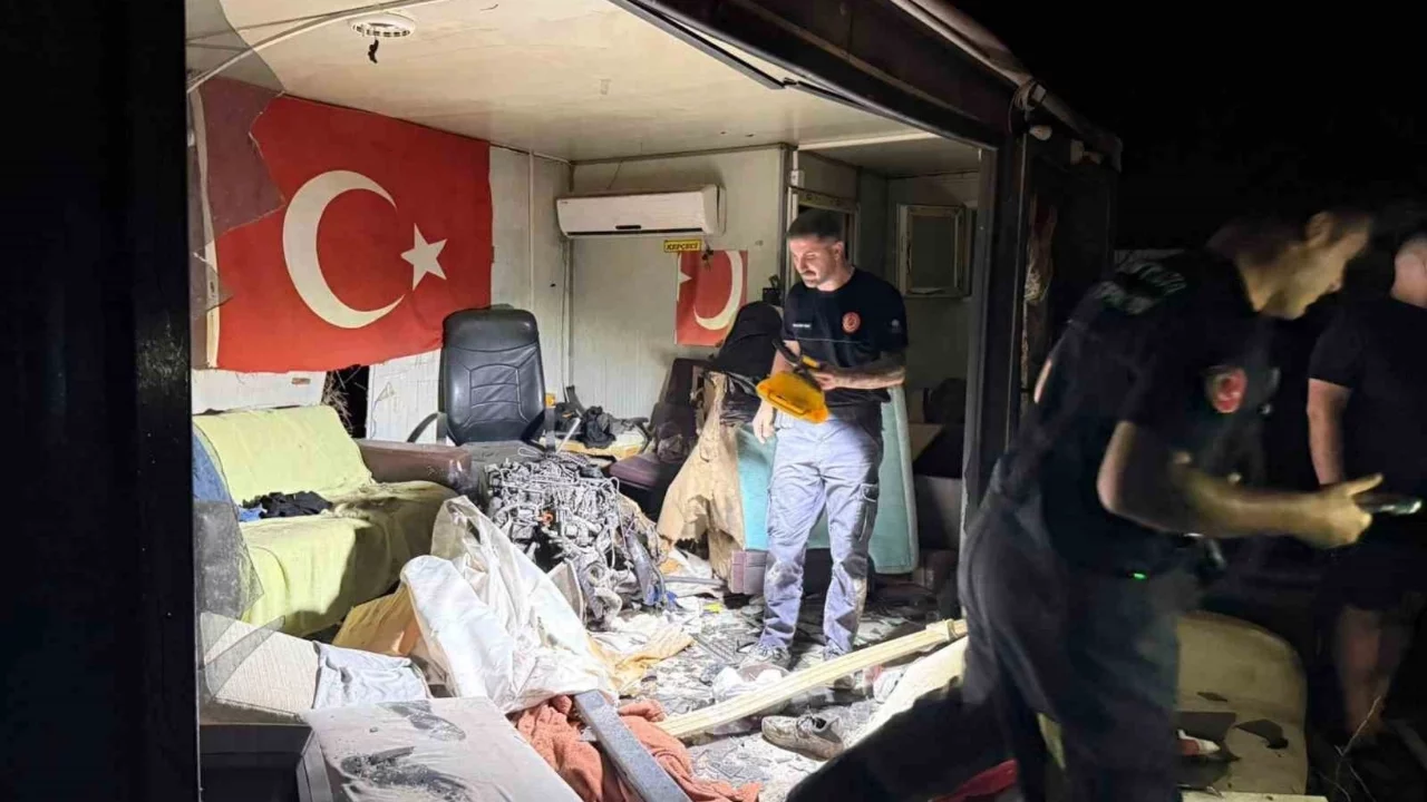 Direğe çarpan aracın motoru fırlayıp işçilerin kaldığı barakaya uçtu: 1 ağır yaralı