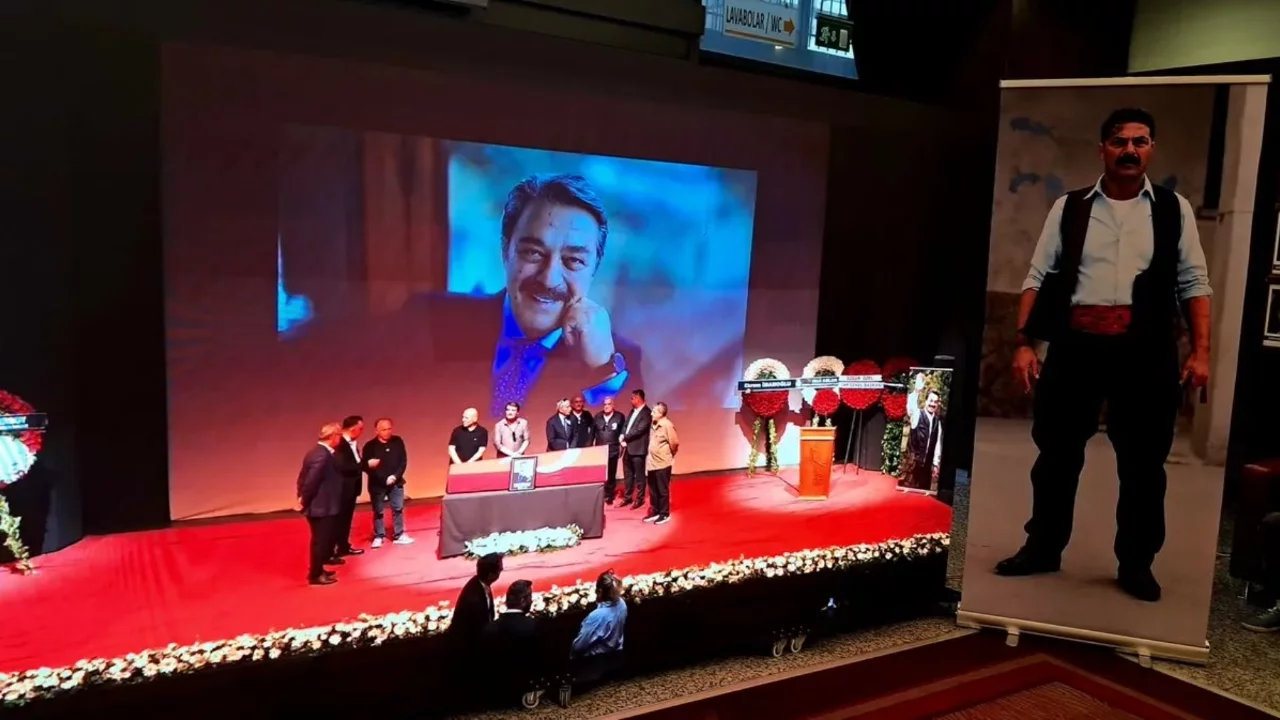 Kadir İnanır son yolculuğuna uğurlanıyor