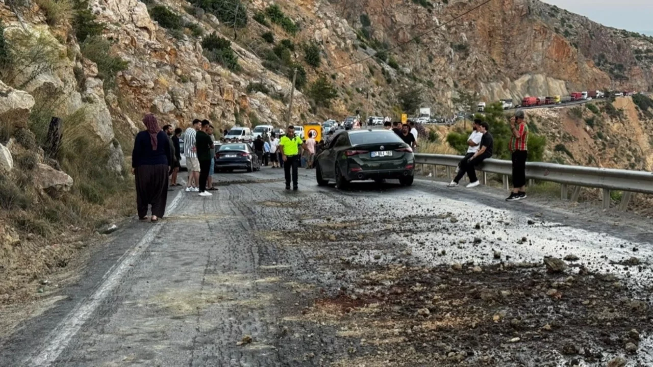 Mersin'de yola akan mazot zincirleme kazaya neden oldu