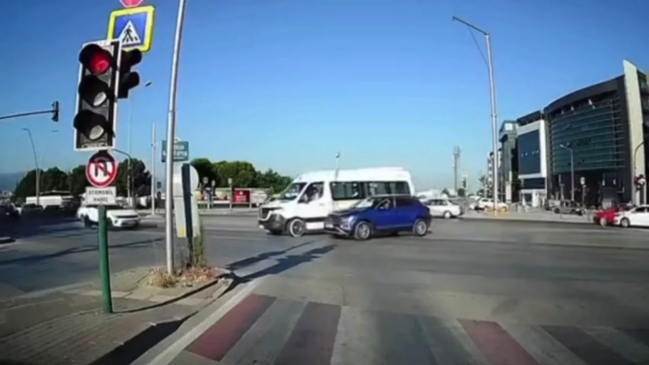 Bursa'da kırmızı ışık ihlali kazaya neden oldu