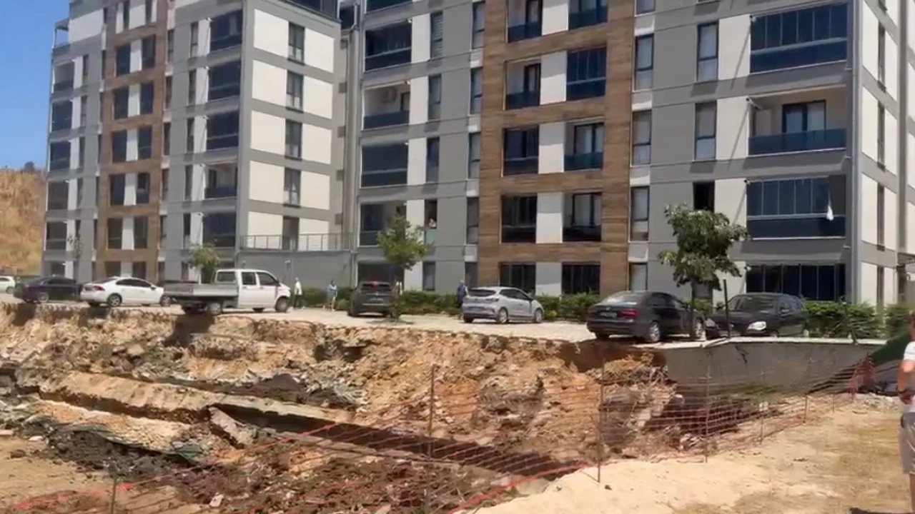 Bursa'da istinat duvarı çöktü! O anlar kameraya anbean yansıdı...
