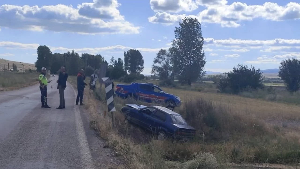 Cenazeden dönenleri taşıyan otomobil devrildi: 1 ölü, 1 yaralı