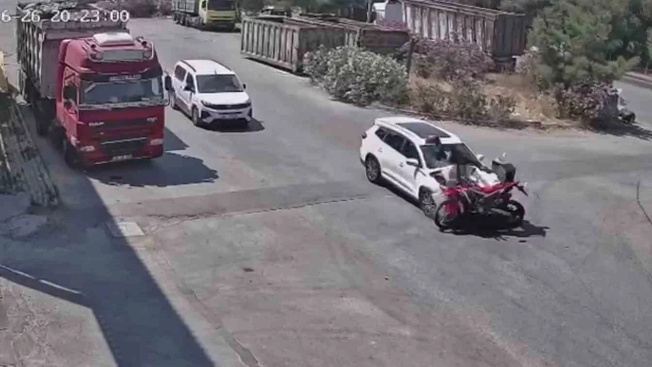 İzmir'de 15 yaşındaki çocuk motosiklete çarptı: Sürücünün durumu kritik
