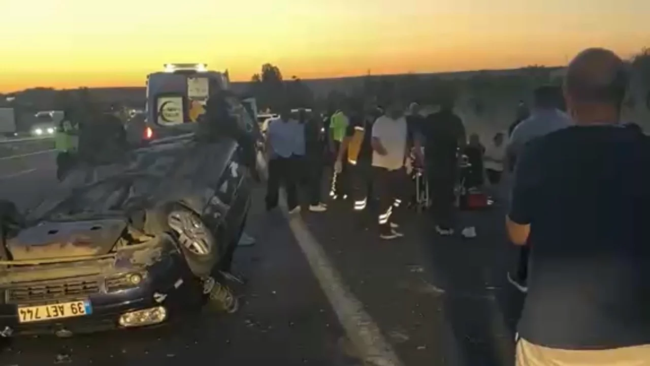 Lastiği patlayan otomobil bariyerlere çarparak takla attı: 2 kişi yaralandı