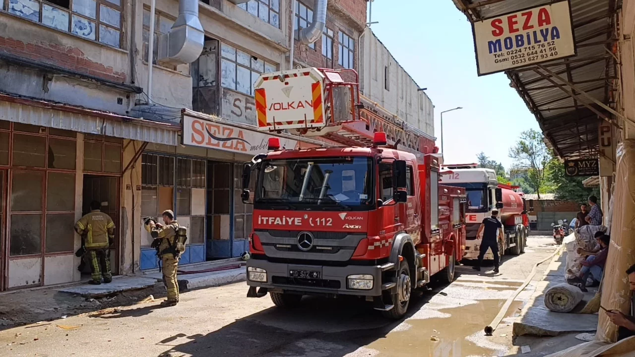 Bursa'da mobilya imalathanesinde yangın çıktı