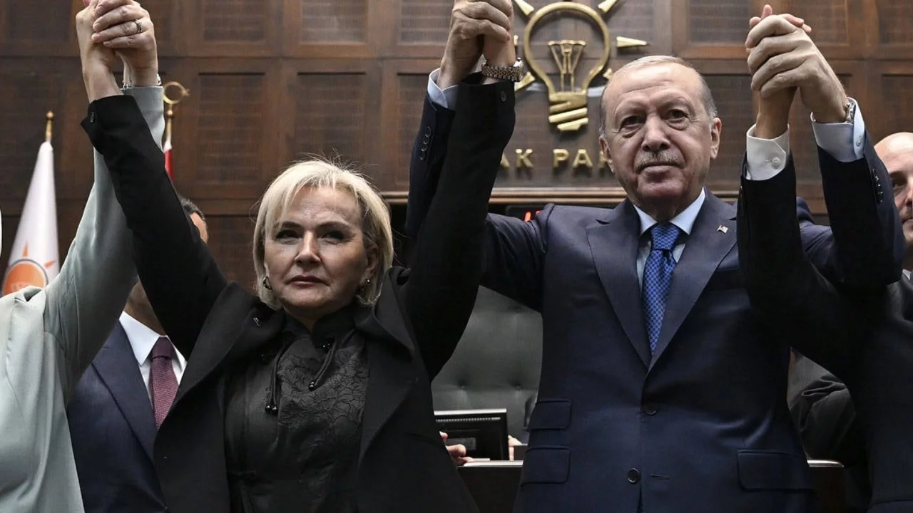 AK Parti'ye geçen Nimet Özdemir'in özgeçmişinde diploma detayı