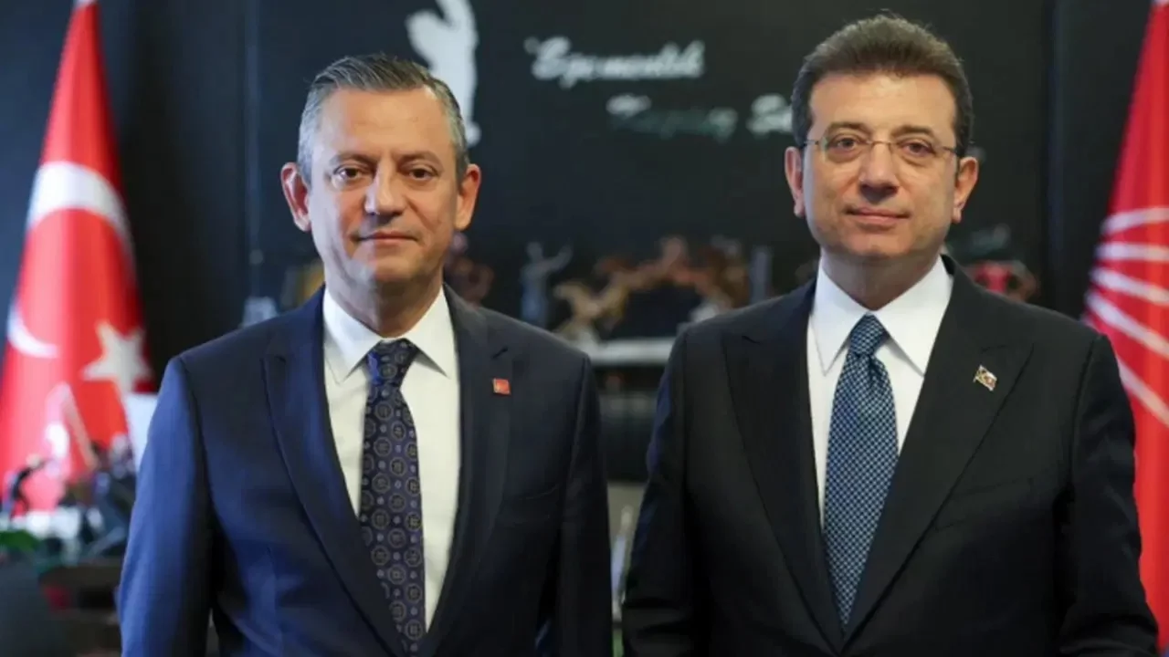 İmamoğlu, Özel'in o fotoğrafını paylaştı: 'Bizleri zindana atıp, parti binalarına kayyım atayınca...