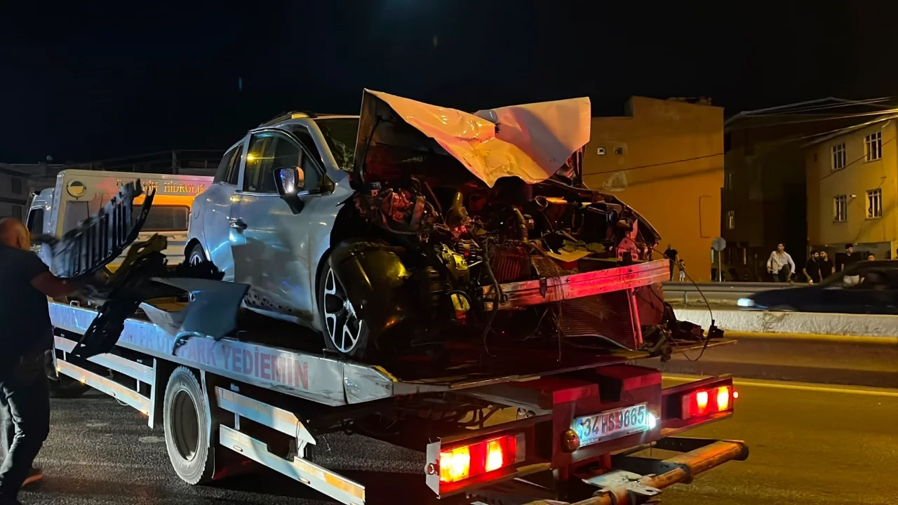 Bursa'da otomobil servise çarptı: Yaralılar var