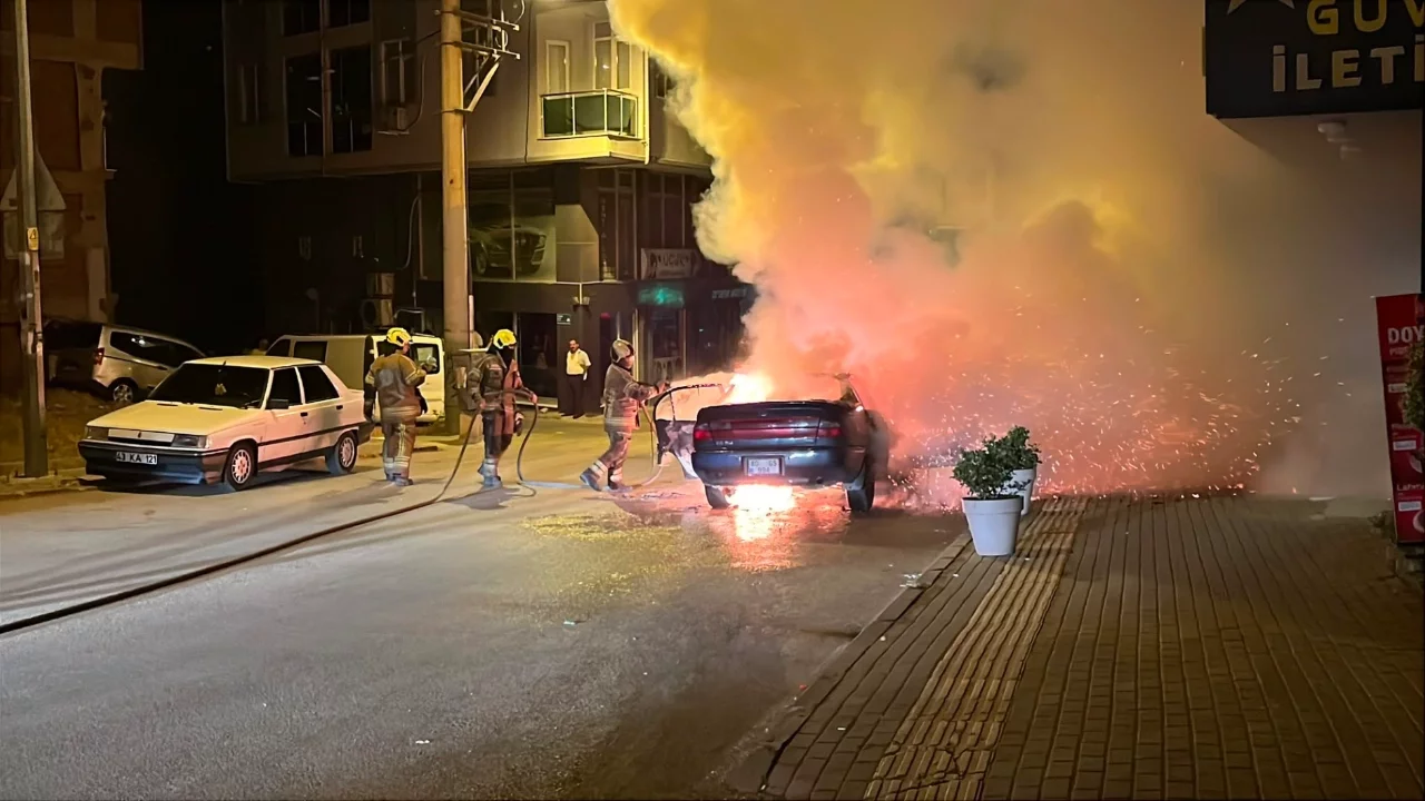 Bursa'da seyir halindeki araç alevlere teslim oldu