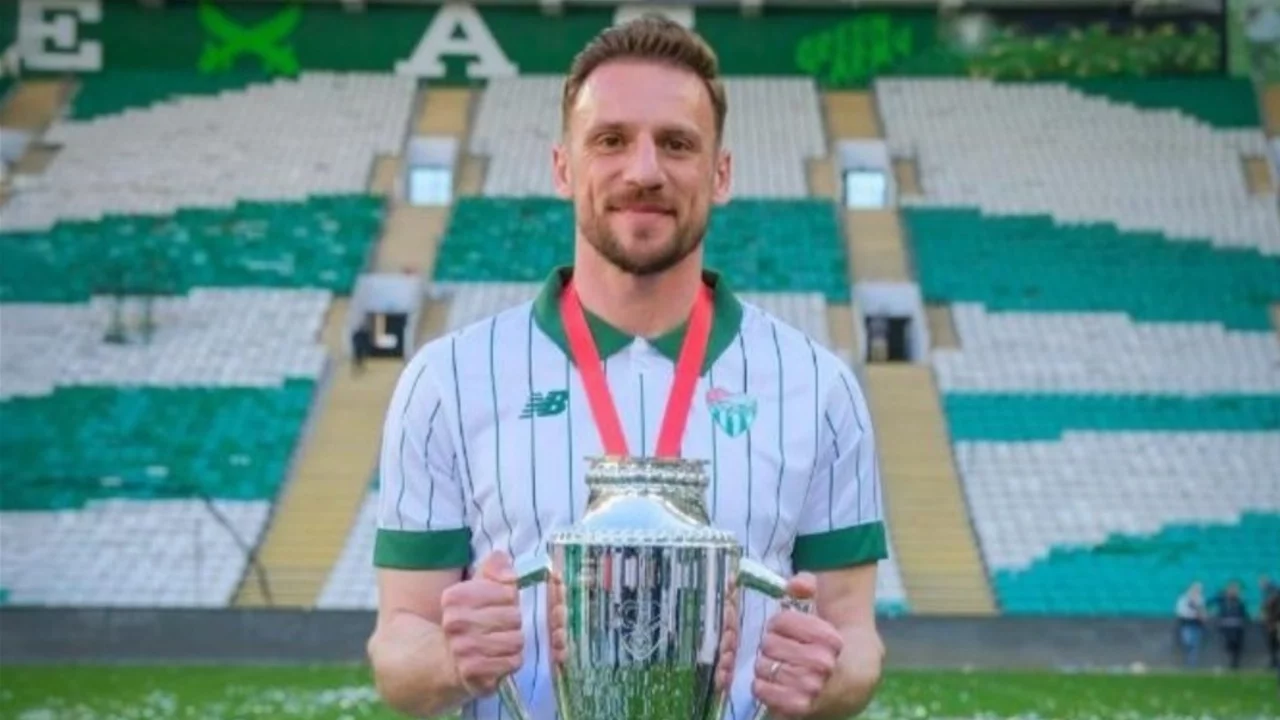 Bursaspor'da Anıl Atağ'ın sözleşmesi yenilendi