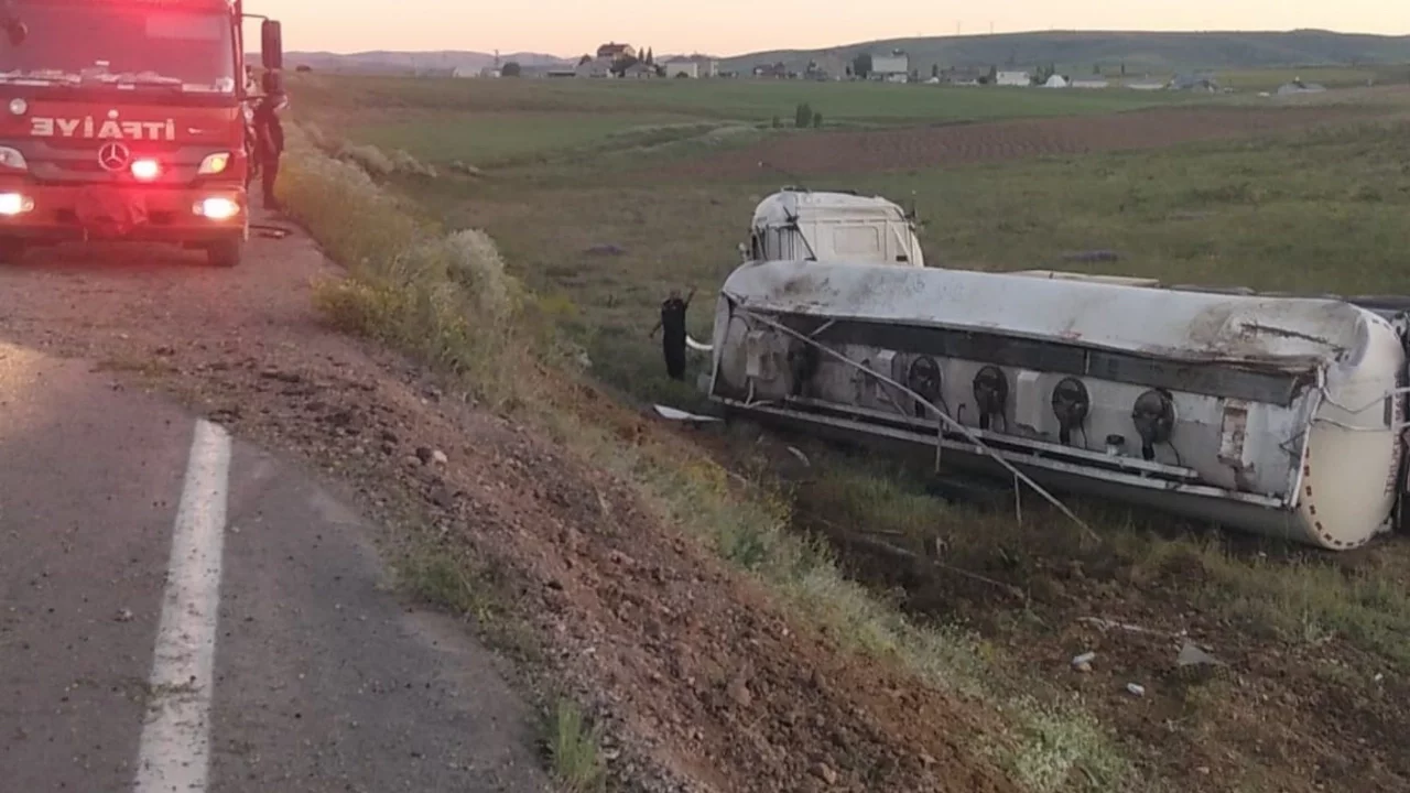 Yakıt yüklü tanker devrildi: 1 yaralı