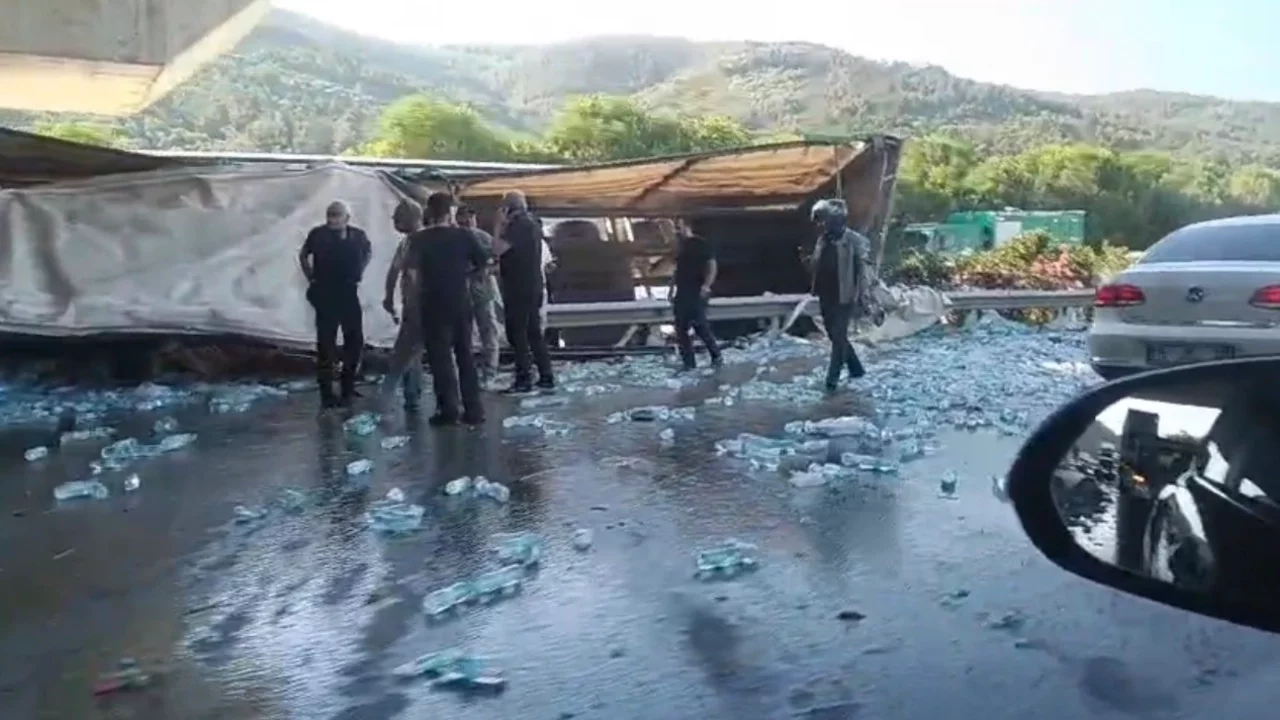 Bursa'da su yüklü tır köprü ayağına çarptı: Sürücü hayatını kaybetti