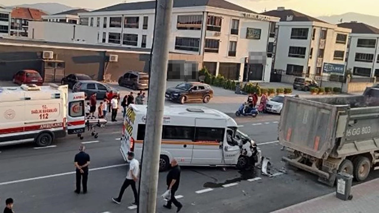 Bursa'da kamyona arkadan çarpan servisin sürücüsü ağır yaralandı