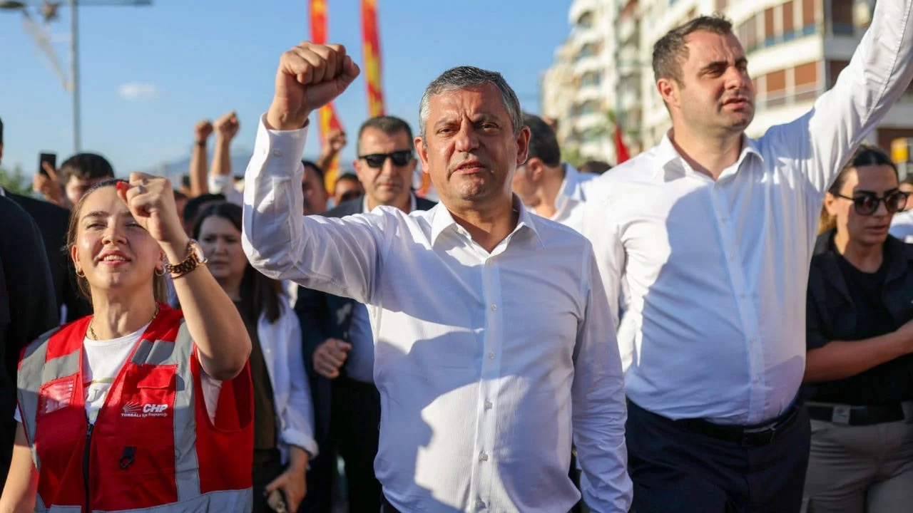 Özgür Özel'den yeni parti sinyali