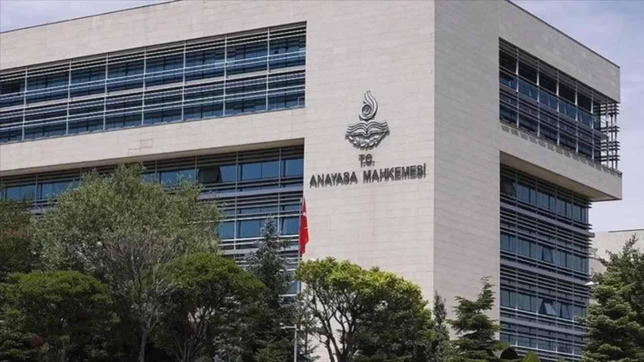 AYM'den cinsiyet değişikliğini mahkeme kararına bağlayan hükmün iptal istemine ret