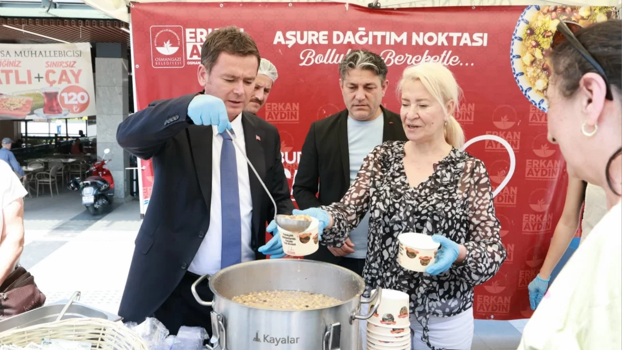 Osmangazi Belediye Başkanı Aydın'dan vatandaşlara aşure ikramı