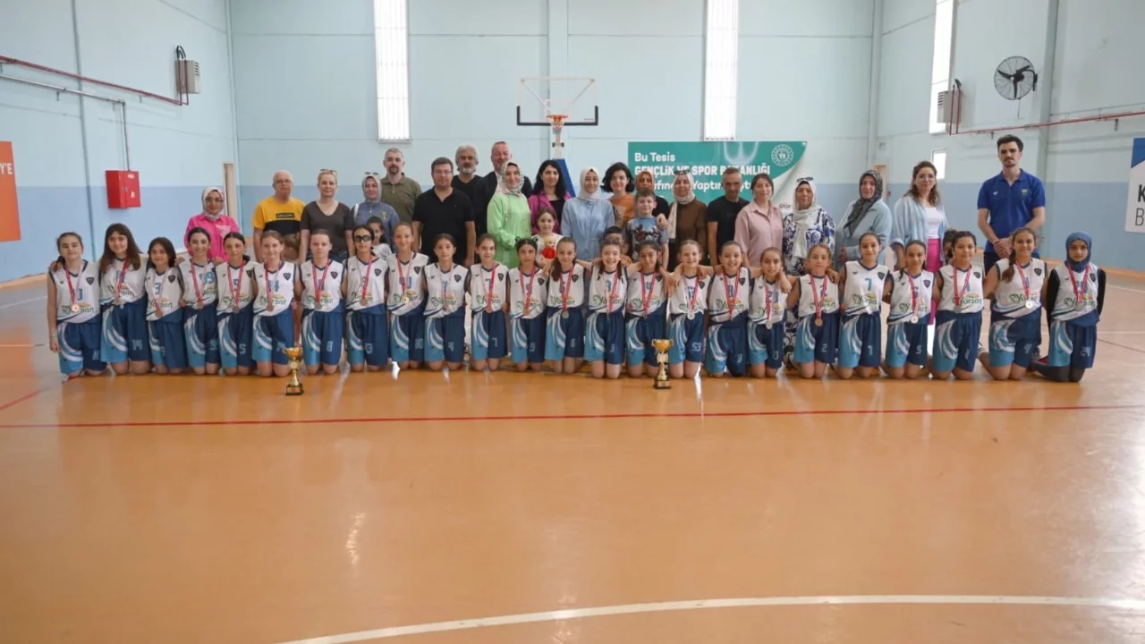 Karacabey Belediyespor'da çifte kupa sevinci