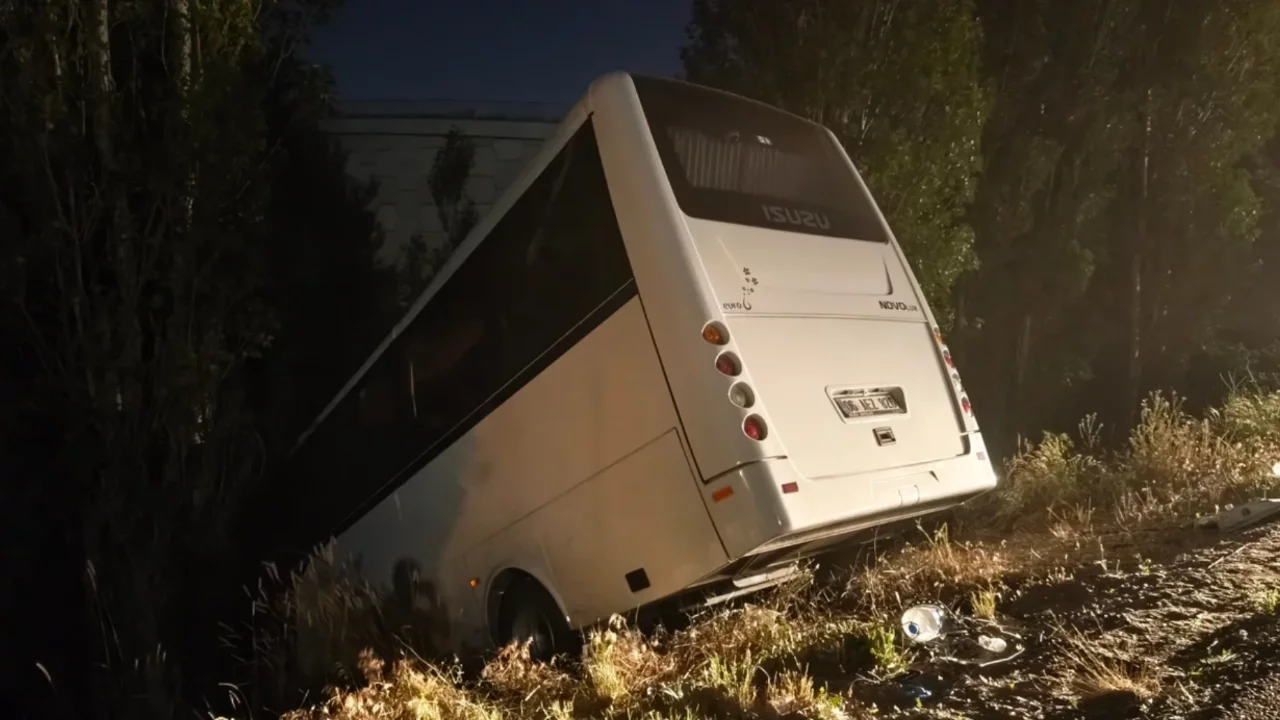 Servis aracı şarampole yuvarlandı: 8 yaralı