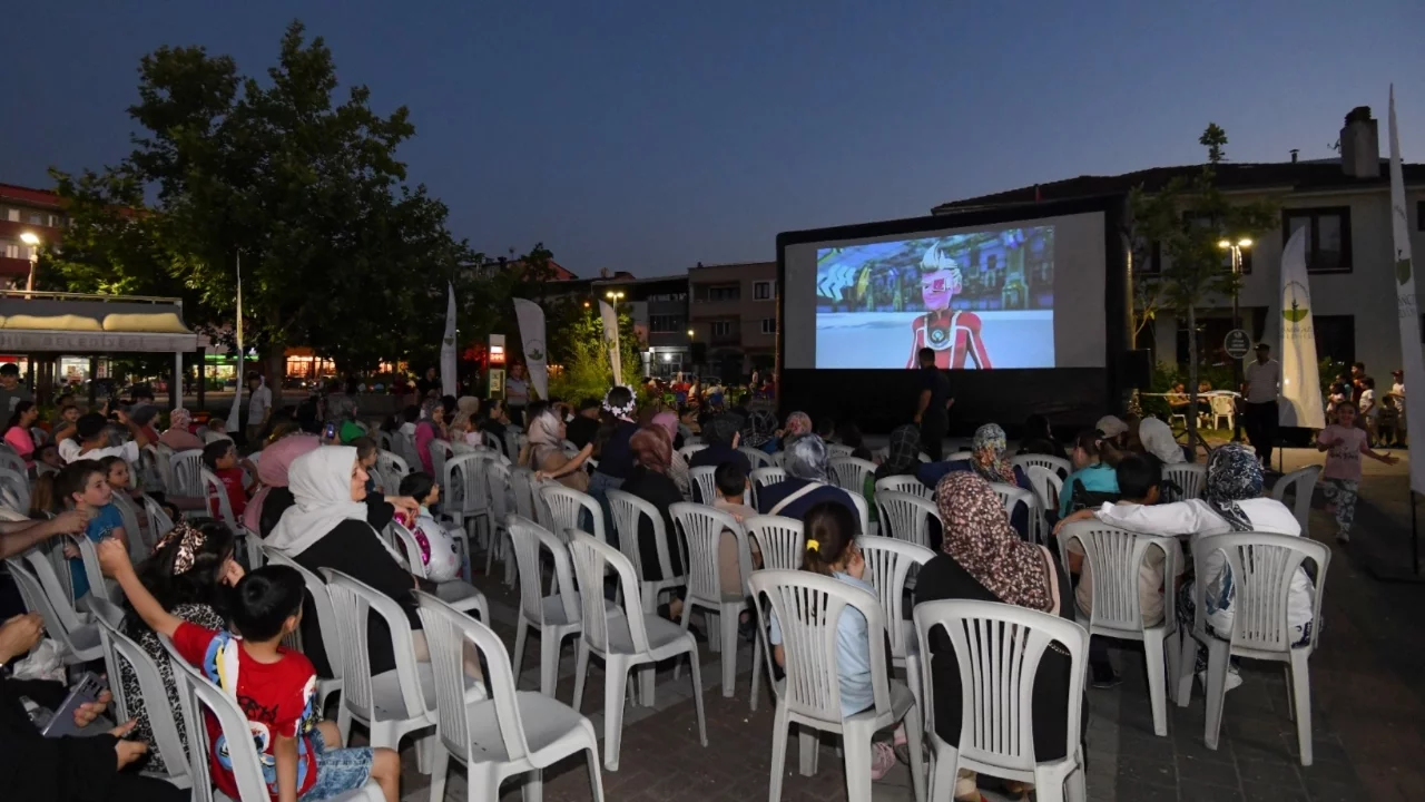 Osmangazi'de çocuklar açık havada sinema izlemenin mutluluğunu yaşadı