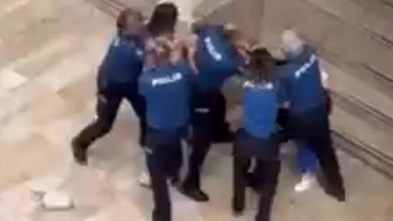 Kadınların kavgasını 6 polis zor ayırdı