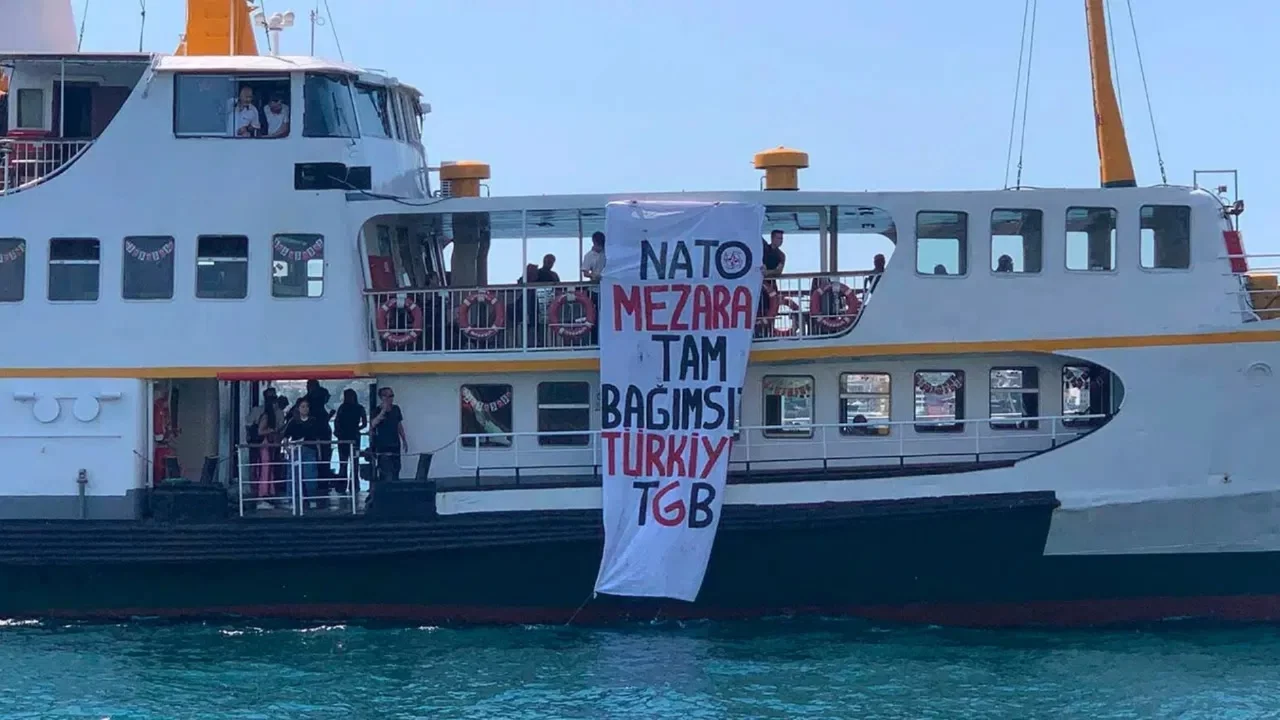Vapurda 'NATO mezara, tam bağımsız Türkiye' pankartı açan 4 kişi serbest bırakıldı