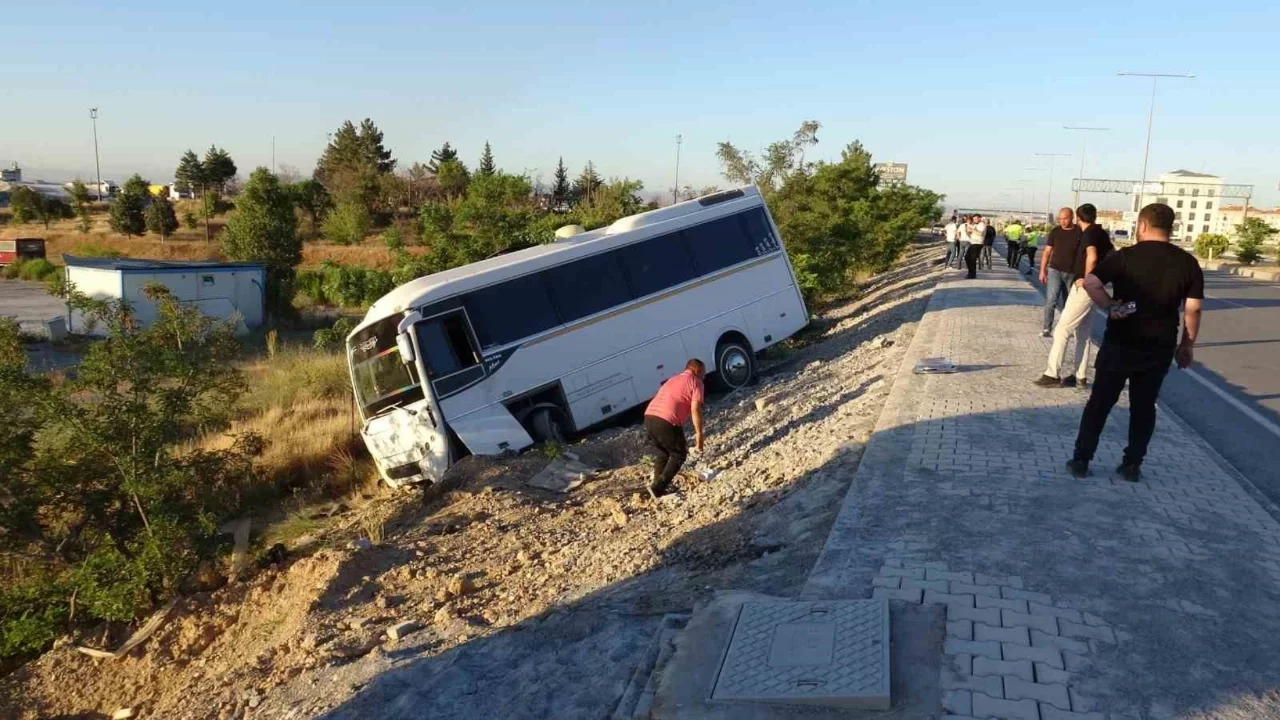Lastiği patlayan servis aracı şarampole devrildi: 5 kişi yaralandı