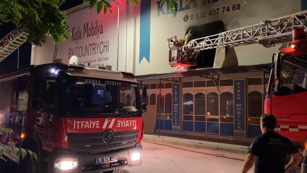 Bursa'da mobilya fabrikasında korkutan yangın