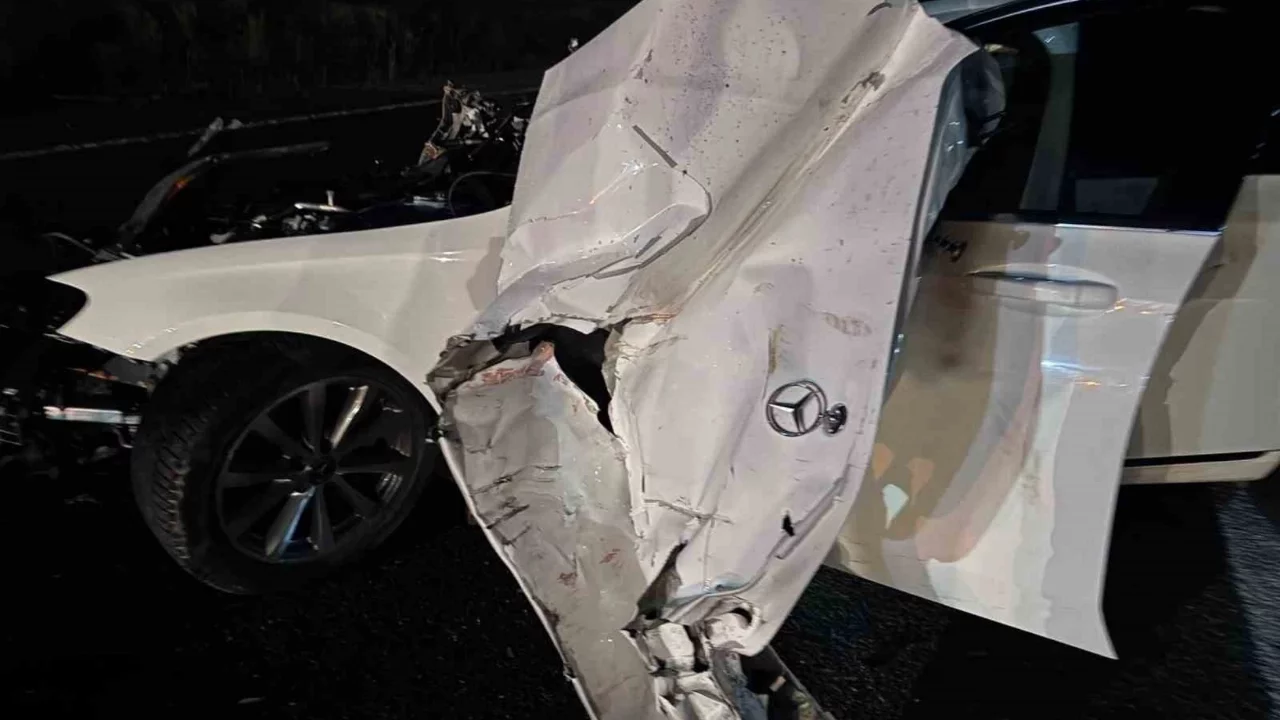 Sivas'ta traktöre çarpan otomobil hurda yığınına döndü: 4 yaralı