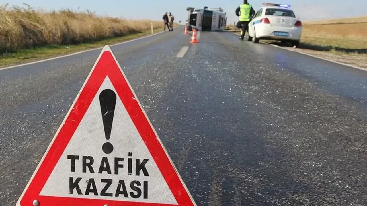 Tur otobüsü ile otomobilin çarpıştığı kazada ölü ve yaralılar var